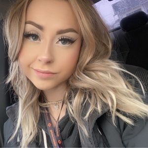 Meet your Posher, Caitlin